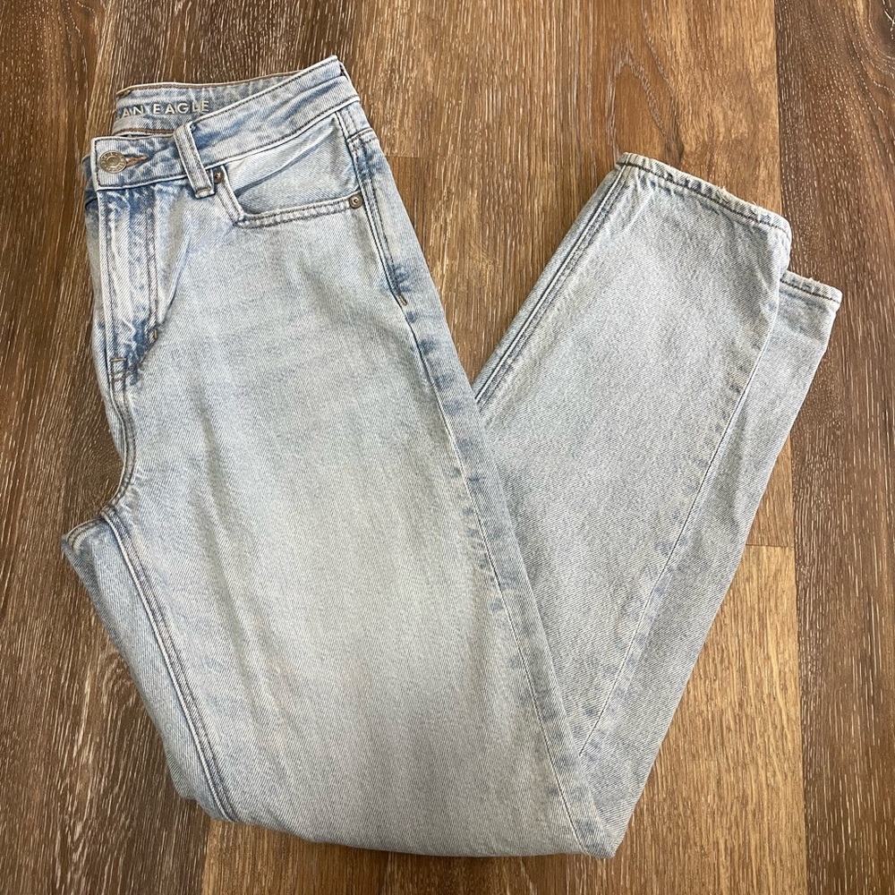 AE Mom Jean - Light Wash